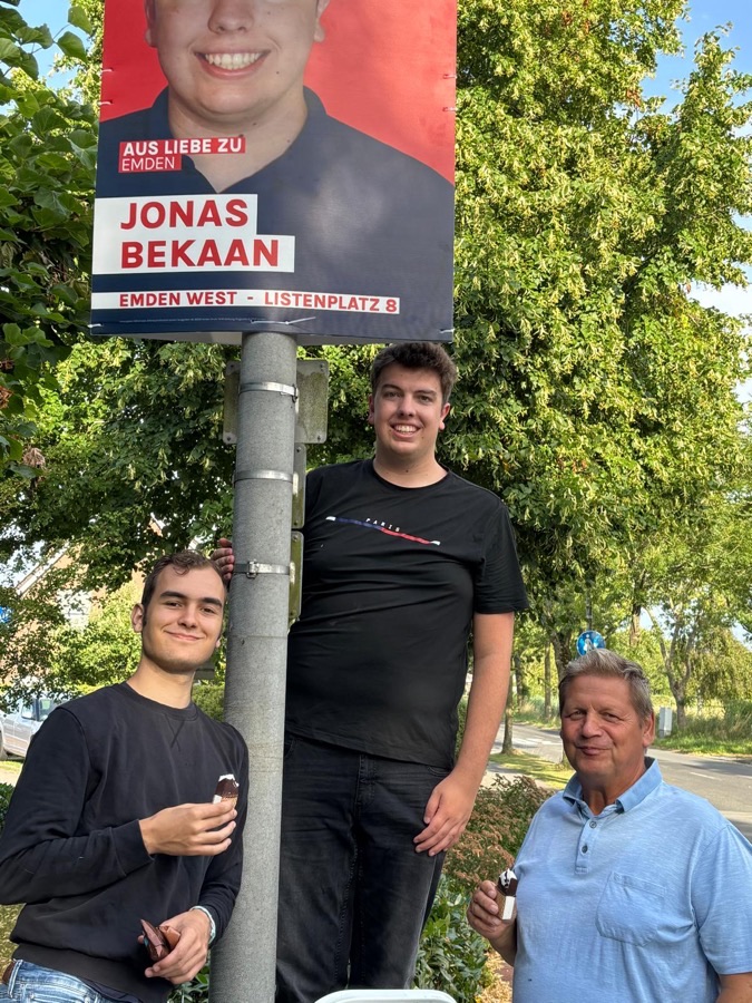 Plakat Team beim Aufhängen 3