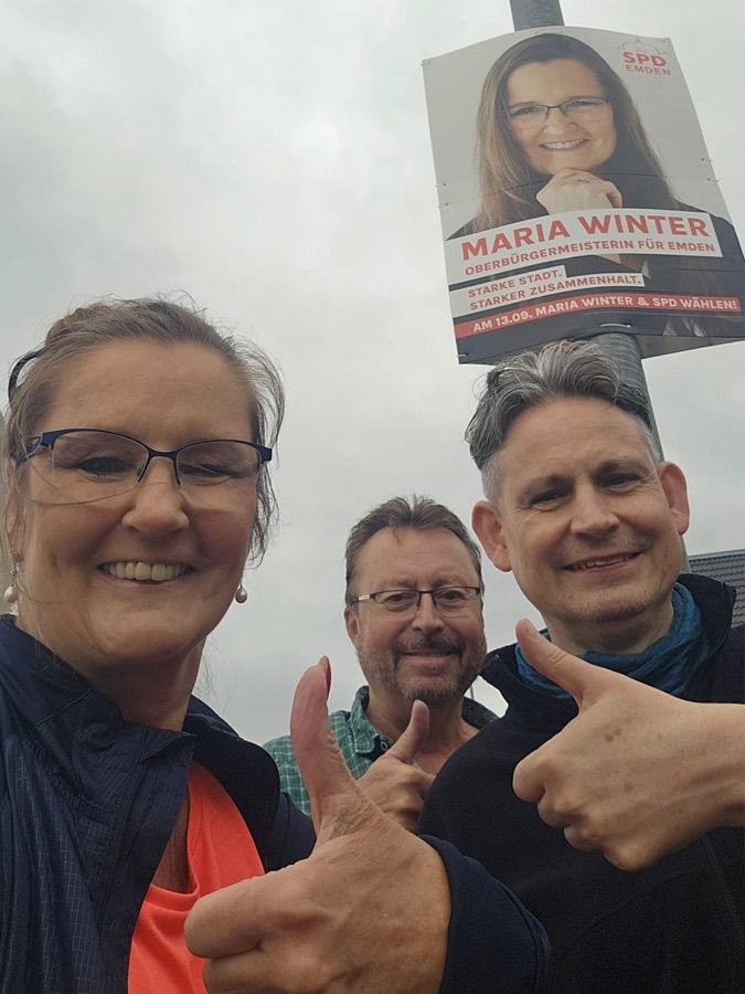 Plakat Team beim Aufhängen 4