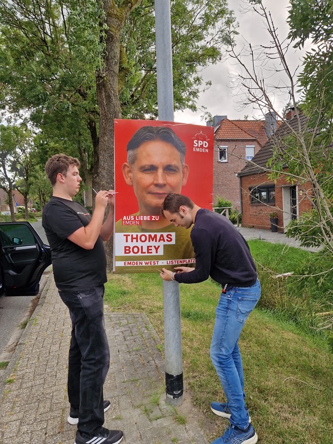 Plakat Team beim Aufhängen 5